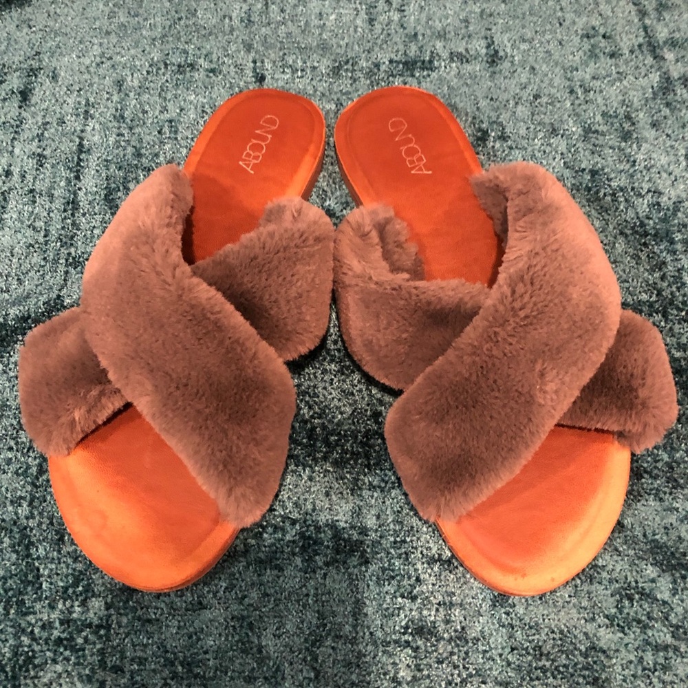 ⛔️SOLD⛔️ 
New Fuzzy slippers